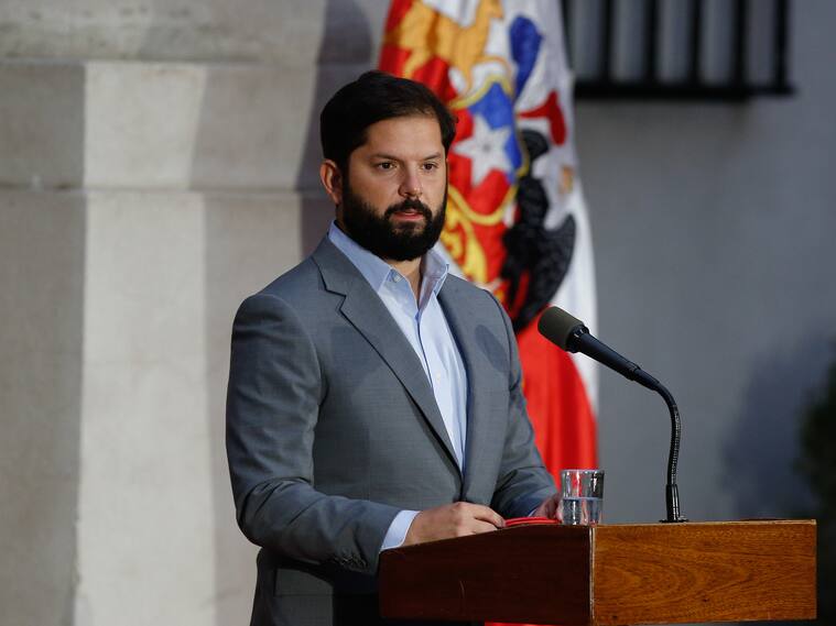 “En Chile nadie está por sobre la ley”: Presidente Boric ante detención de 13 carabineros por cohecho y otros delitos