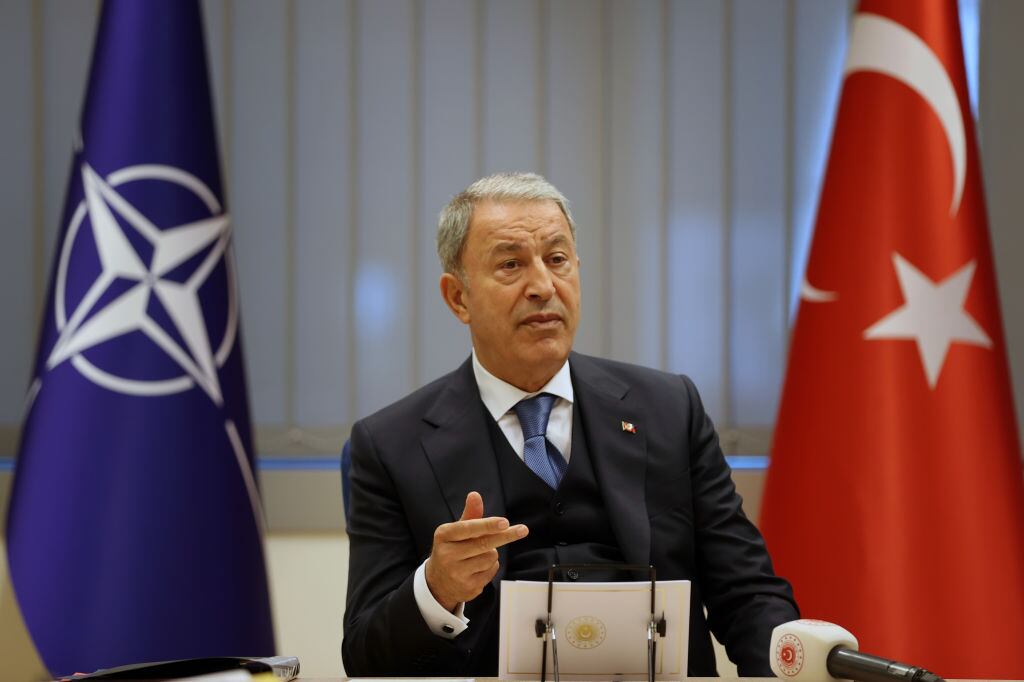 El ministro de defensa de Turquía, Hulusi Akar, ante la prensa