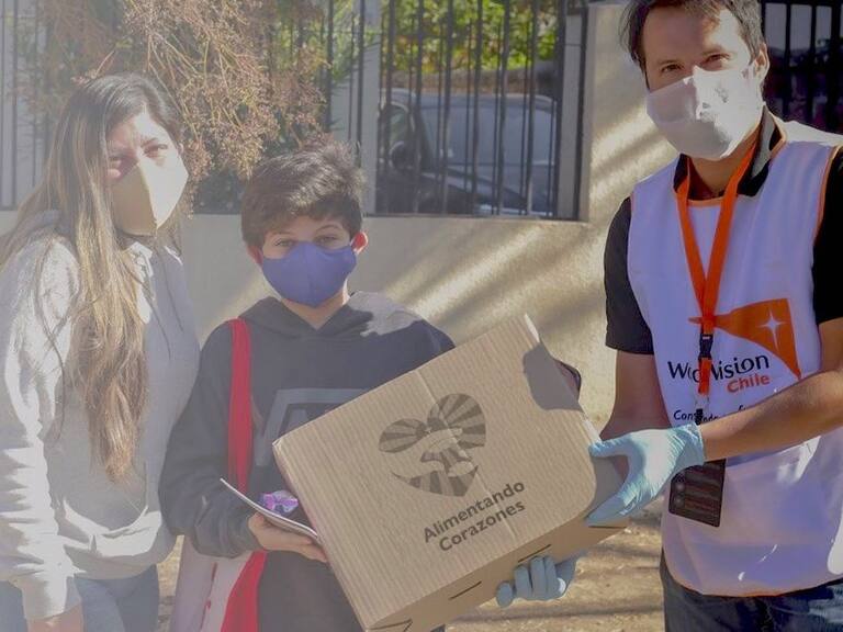 «Alimentando corazones»: World Vision impulsa campaña para entregar cajas de alimentos fomentando la «crianza basada en la ternura»
