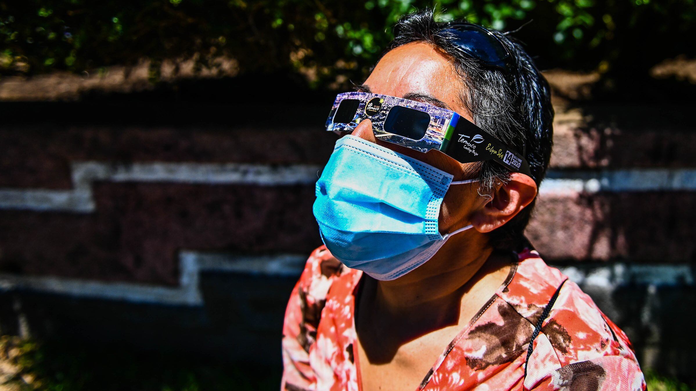 9 DE DICIEMBRE 2020 / TEMUCOMunicipalidad de Temuco reparte lentes de manera gratuita en la Plaza de Armas a ciudadanos de la comuna para ver el eclipse 2020 este lunes 14 de diciembre.
FOTO: MARCOS MALDONADO / AGENCIAUNO