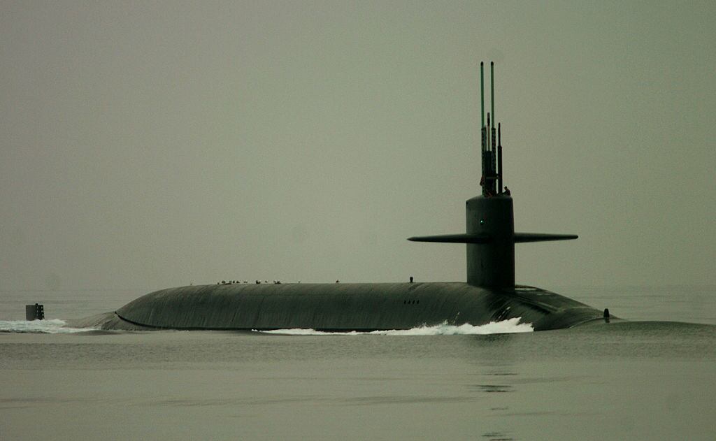 El submarino USS Georgia con misiles guiados de Estados Unidos avanza por el mar.
