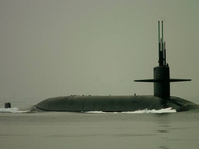 El submarino USS Georgia con misiles guiados de Estados Unidos avanza por el mar.
