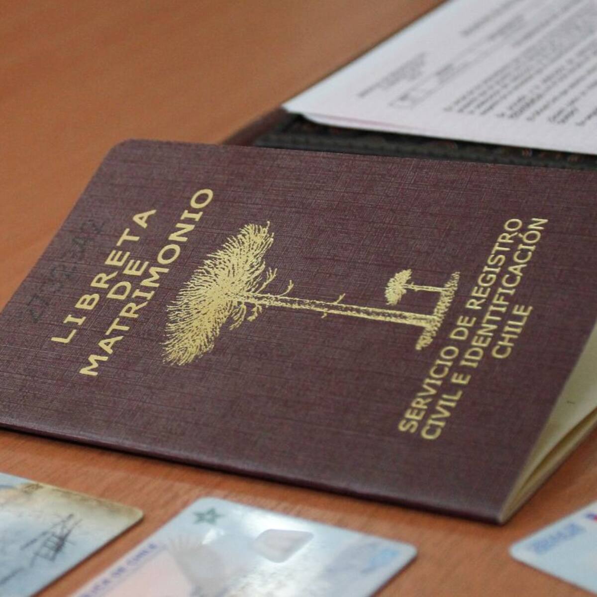 Denuncian uso de AUC para obtener residencia en Chile: organizaciones migrantes piden investigar presunto fraude