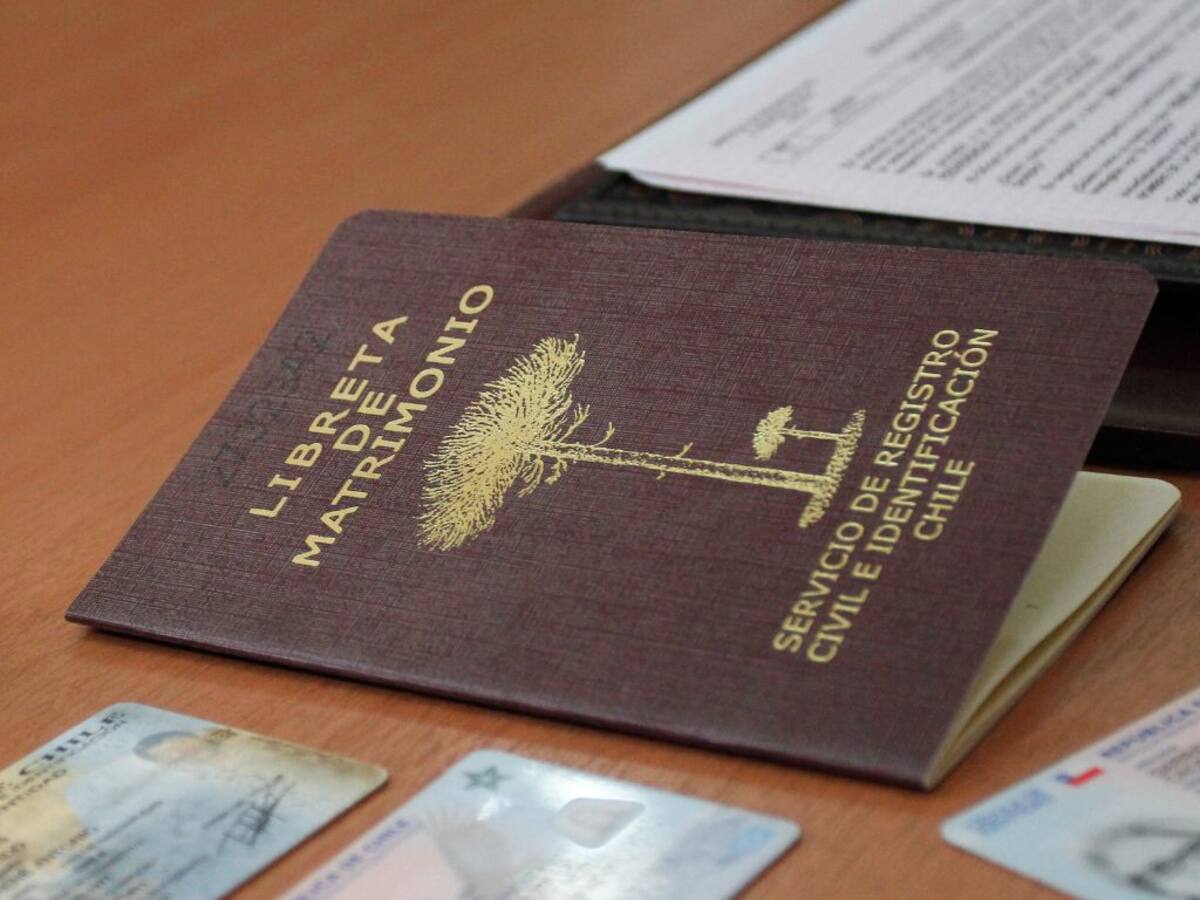 Denuncian uso de AUC para obtener residencia en Chile: organizaciones migrantes piden investigar presunto fraude