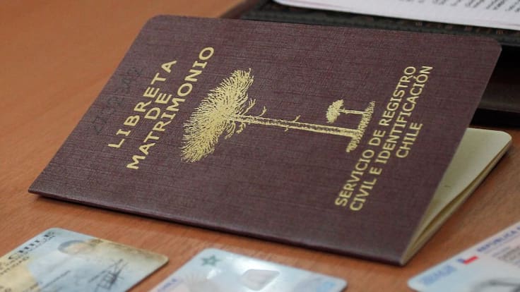 Denuncian uso de AUC para obtener residencia en Chile: organizaciones migrantes piden investigar presunto fraude