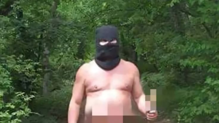 Desnudo, con pasamontañas y un juguete sexual en un palo: hombre aterra a turistas