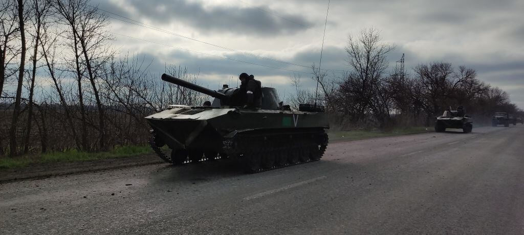 Tanque ruso avanza hacia la ciudad de Mariúpol en la región de Donetsk