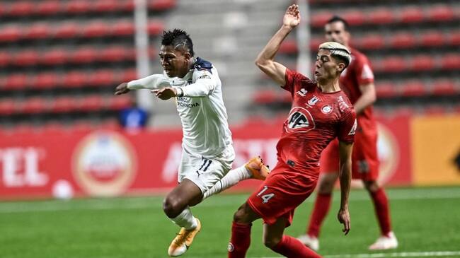 Ecuador's Liga de Quito Billy Arce (L) and Chile's Union La Calera Simon Ramirez vie for the ball during their Copa Libertadores football tournament group stage match at the Nicolas Chahuan Municipal Stadium in La Calera, Chile, on April 21, 2021. (Photo by MARTIN BERNETTI / AFP) (Photo by MARTIN BERNETTI/AFP via Getty Images)