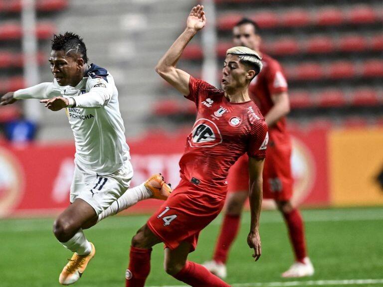 Ecuador's Liga de Quito Billy Arce (L) and Chile's Union La Calera Simon Ramirez vie for the ball during their Copa Libertadores football tournament group stage match at the Nicolas Chahuan Municipal Stadium in La Calera, Chile, on April 21, 2021. (Photo by MARTIN BERNETTI / AFP) (Photo by MARTIN BERNETTI/AFP via Getty Images)