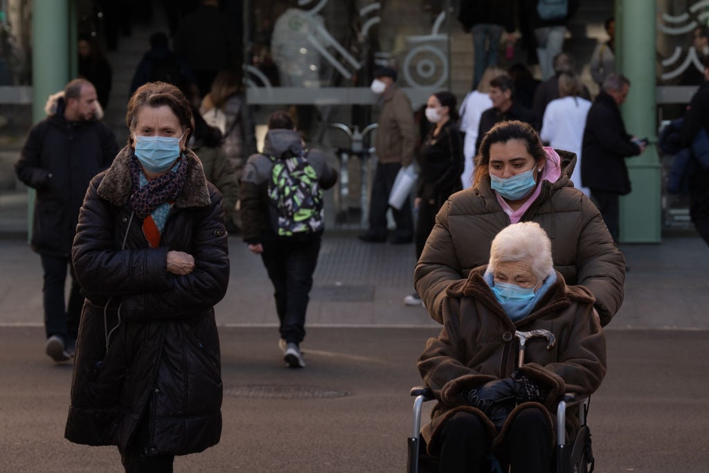 España retoma uso obligatorio de mascarillas por alza en casos de COVID-19