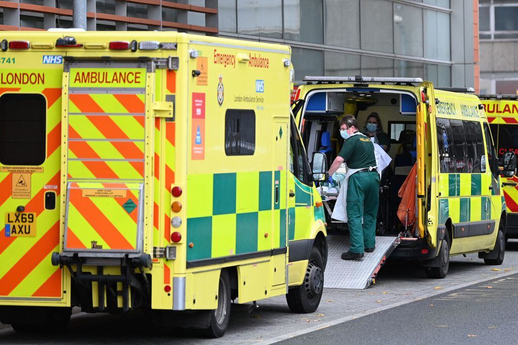 Paramédicos trasladan a un paciente covid-19 a un hospital en Inglaterra