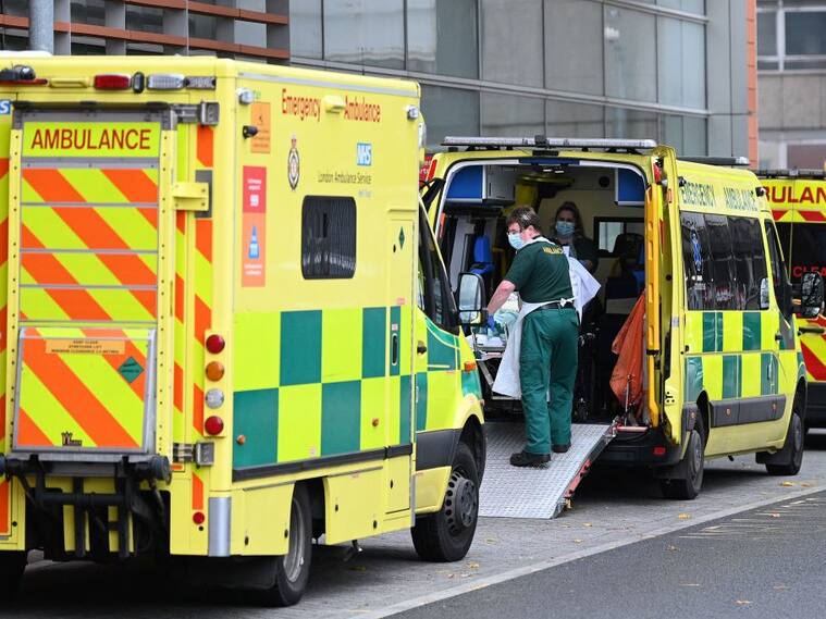 Paramédicos trasladan a un paciente covid-19 a un hospital en Inglaterra