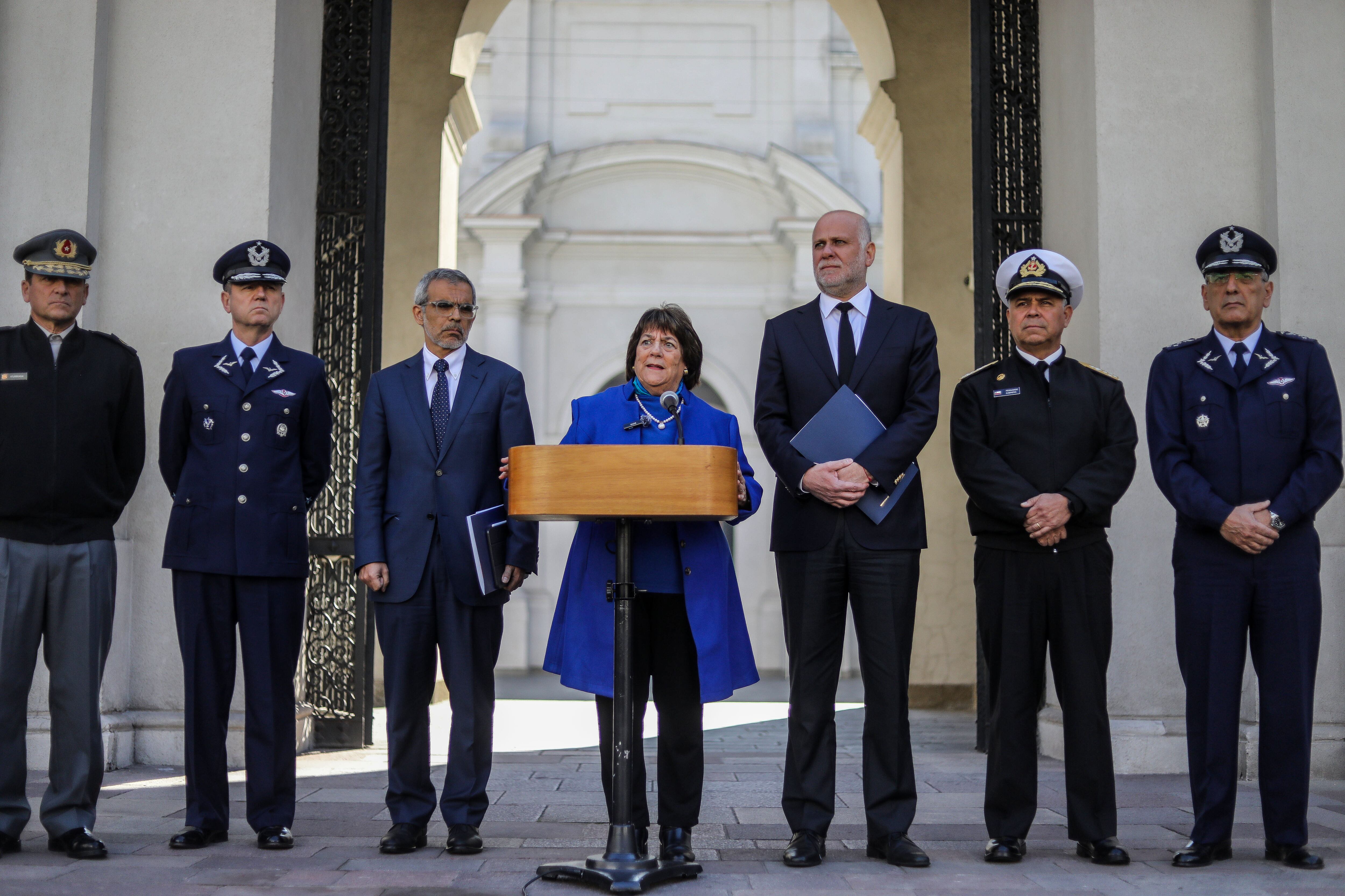 8 de julio de 2025/SANTIAGO
El Presidente de la República, Gabriel Boric Font, junto a la ministra de Defensa Nacional, Adriana Delpiano, el ministro del Interior, Álvaro Elizalde, y el ministro de Seguridad Pública, Luis Cordero, se reúnen con los Comandantes en Jefe del Ejército, General Javier Iturriaga, de la Armada, Almirante Fernando Cabrera, de la Fuerza Aérea, General del Aire Hugo Rodríguez, y el Jefe del Estado Mayor Conjunto, general de Aviación Leonardo Romanini.
FOTO: SEBASTIAN BELTRAN GAETE / AGENCIAUNO