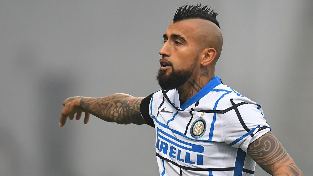 REGGIO NELL'EMILIA, ITALY - NOVEMBER 28: Arturo Vidal of FC Internazionale gestures during the Serie A match between US Sassuolo and FC Internazionale at Mapei Stadium - Città del Tricolore on November 28, 2020 in Reggio nell'Emilia, Italy. (Photo by Alessandro Sabattini/Getty Images)