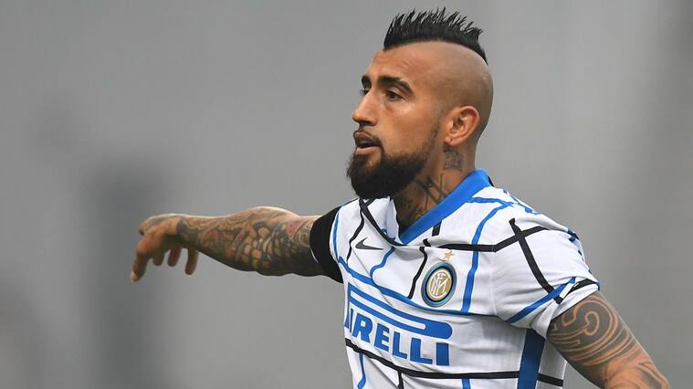 REGGIO NELL'EMILIA, ITALY - NOVEMBER 28: Arturo Vidal of FC Internazionale gestures during the Serie A match between US Sassuolo and FC Internazionale at Mapei Stadium - Città del Tricolore on November 28, 2020 in Reggio nell'Emilia, Italy. (Photo by Alessandro Sabattini/Getty Images)