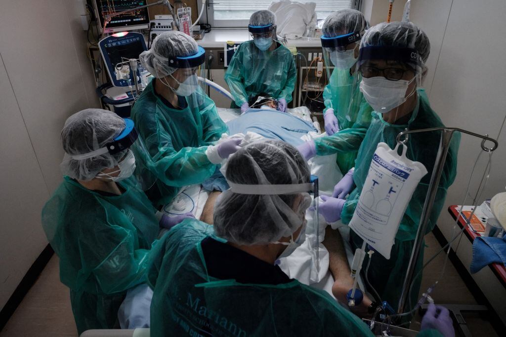 Equipo médico cuida a un paciente con Covid-19 en un hospital de Yokohama