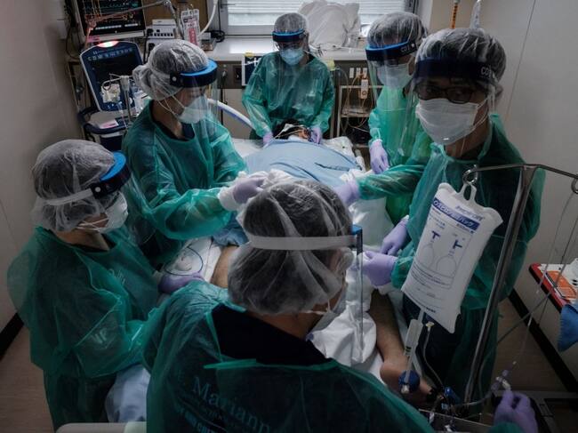 Equipo médico cuida a un paciente con Covid-19 en un hospital de Yokohama