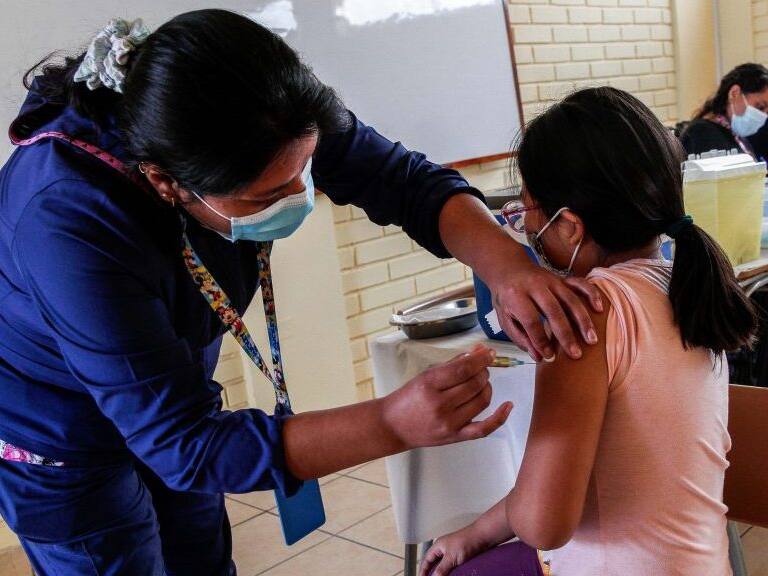 Vacunación contra covid-19: 90% de la población objetivo mayor de 18 años ha completado el esquema