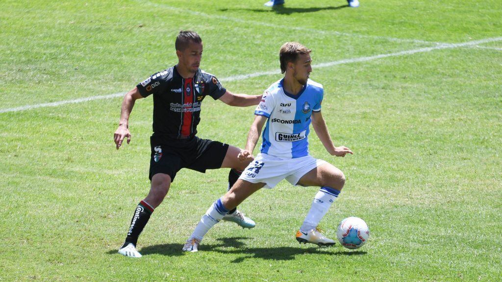 02 DICIEMBRE  2020 / ANTOFAGASTA Cesar Cortes (i) y Andres Super (d) disputan el balón  , Durante el partido valido por la Vigésimo Primera fecha del Campeonato Nacional AFP Plan Vital 2020, entre Club Deportes Antofagasta vs Palestino  , disputado en el Estadio Calvo &amp; Bascuñan 
FOTO CAMILO ALFARO / AGENCIAUNO