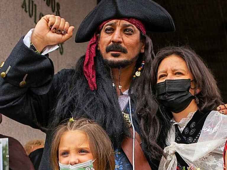 La historia de amor y solidaridad del «Jack Sparrow vigués»: «Nos parece una injusticia que nos impidan casarnos vestidos como piratas»