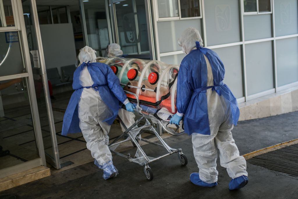 Paramédicos trasladan a un paciente de Covid-19 en México