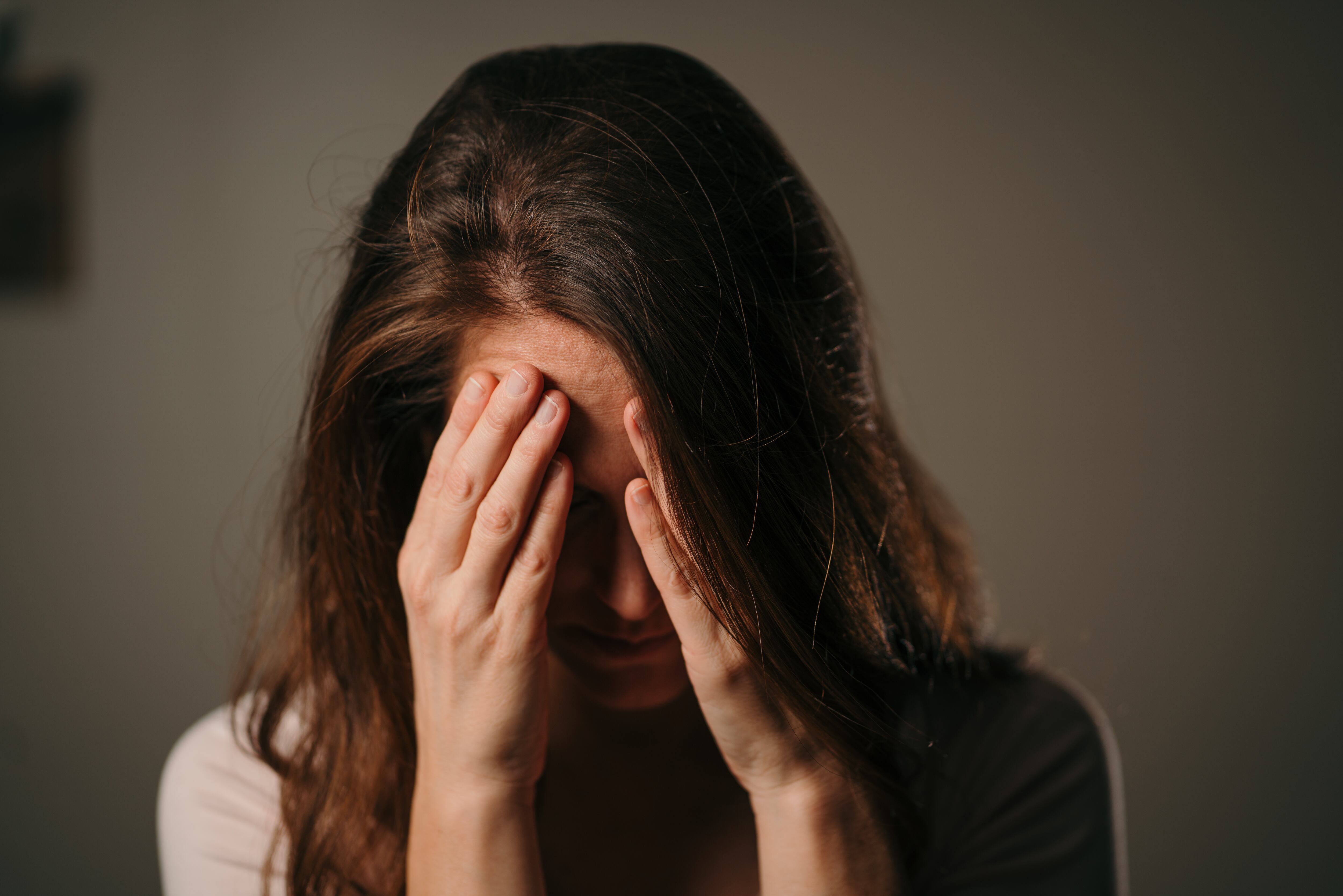 Cómo reconocer a tiempo las primeras señales de una migraña y sus diferentes etapas