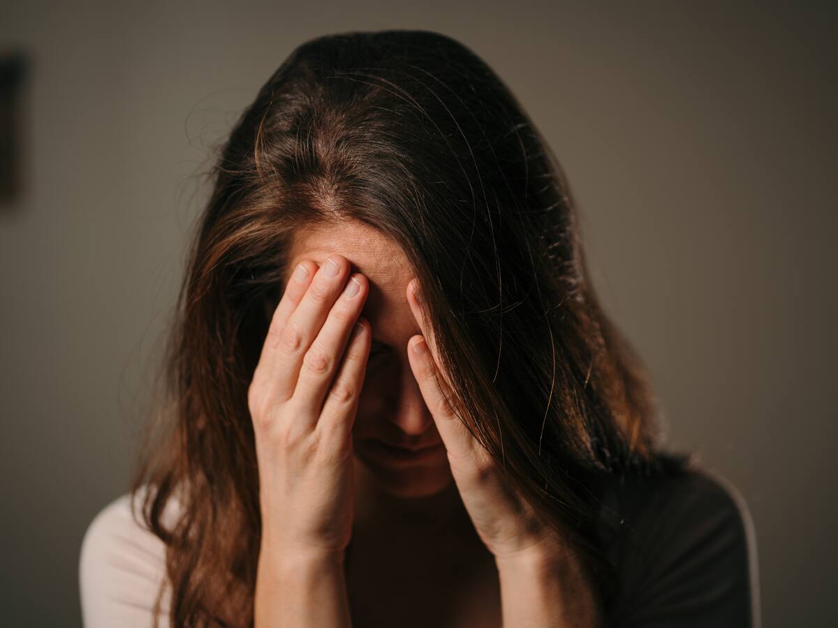 Cómo reconocer a tiempo las primeras señales de una migraña y sus diferentes etapas