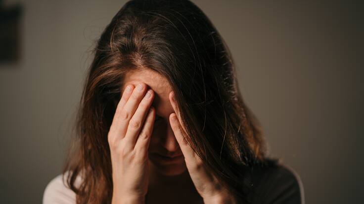 Cómo reconocer a tiempo las primeras señales de una migraña y sus diferentes etapas