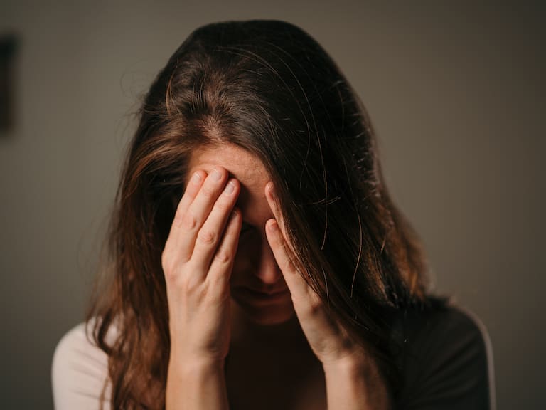 Cómo reconocer a tiempo las primeras señales de una migraña y sus diferentes etapas