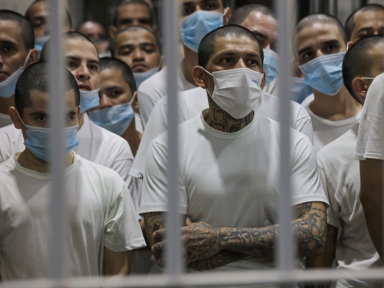 Denuncian desaparición forzada de migrantes venezolanos deportados desde EE. UU. a El Salvador