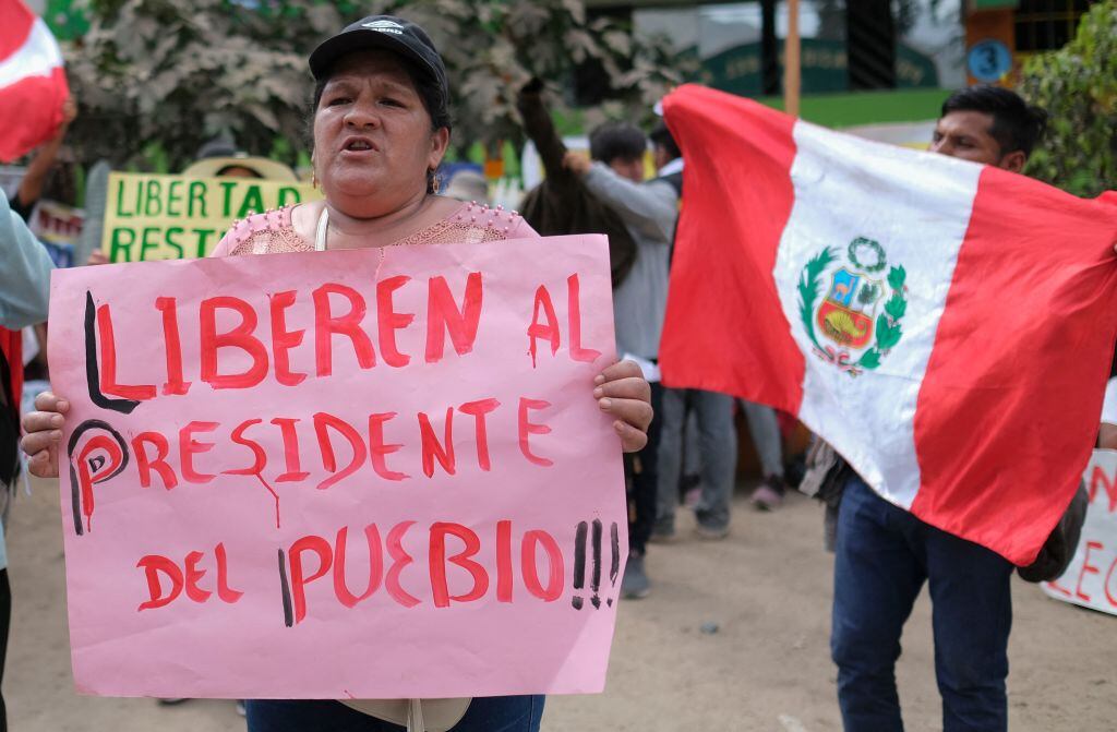 Personas piden la liberación de Pedro Castillo en un barrio de Lima en Perú