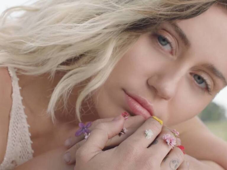 Miley Cyrus celebró los cuatro años de «Malibu» con emotivo mensaje a Liam Hemsworth