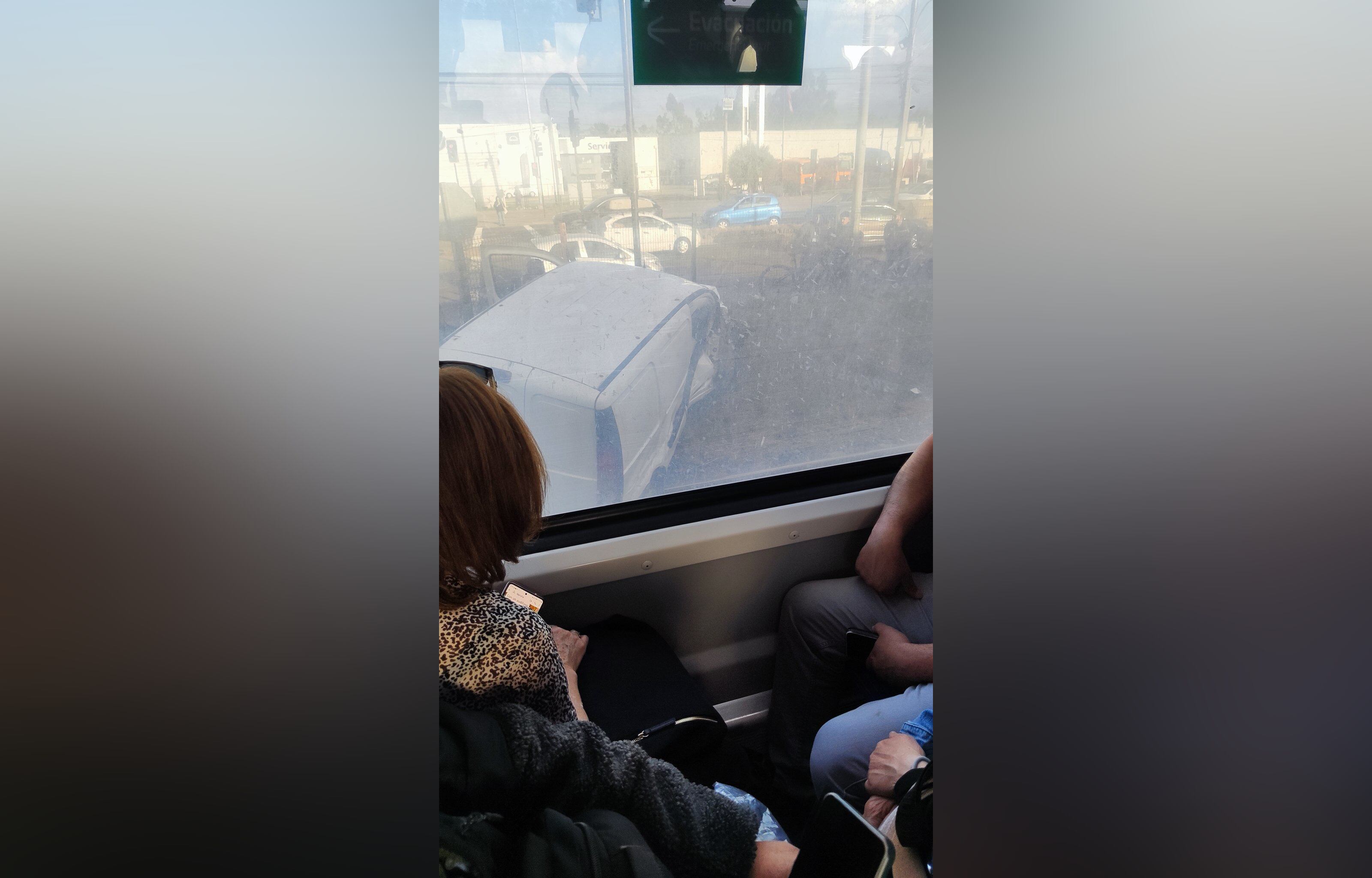 Choque entre camioneta y Biotrén