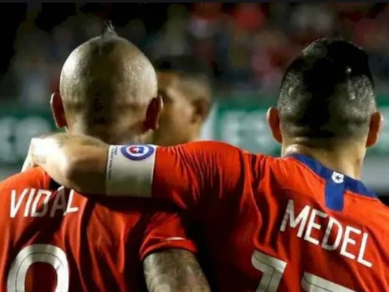 “Un espectáculo hoy Chile”: Gary Medel y Arturo Vidal llenan de elogios a la Roja de Gareca viendo el partido por la TV