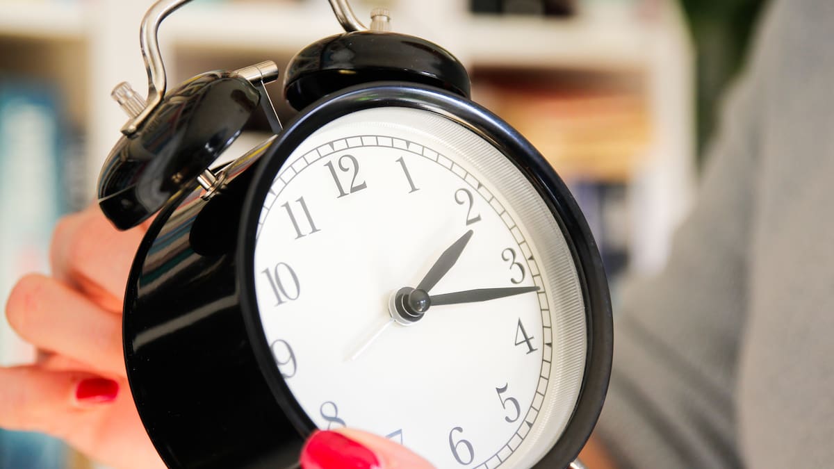 Cambio de hora 2026 en Chile: qué le pasa al cuerpo al perder 60 minutos de sueño y cómo prepararse desde ahora