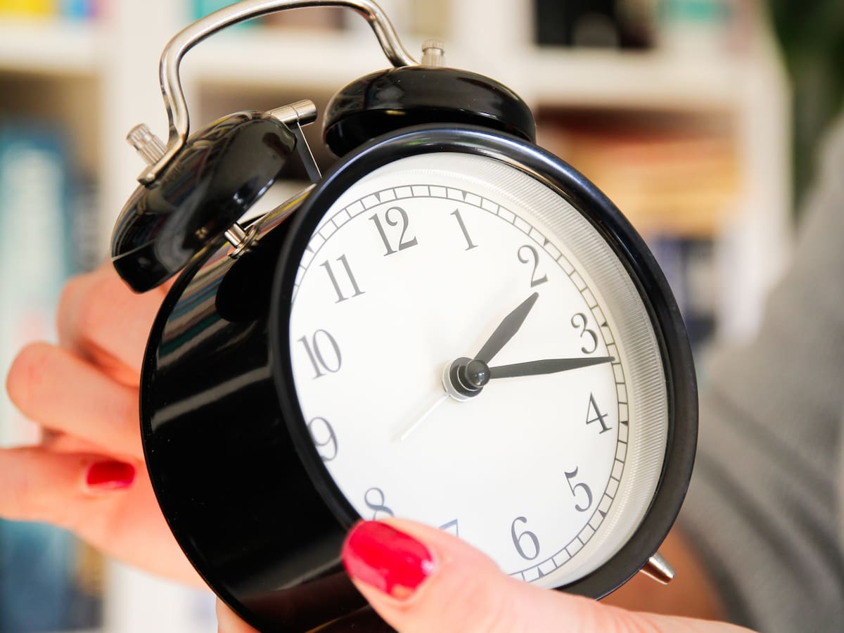 Cambio de hora 2026 en Chile: qué le pasa al cuerpo al perder 60 minutos de sueño y cómo prepararse desde ahora