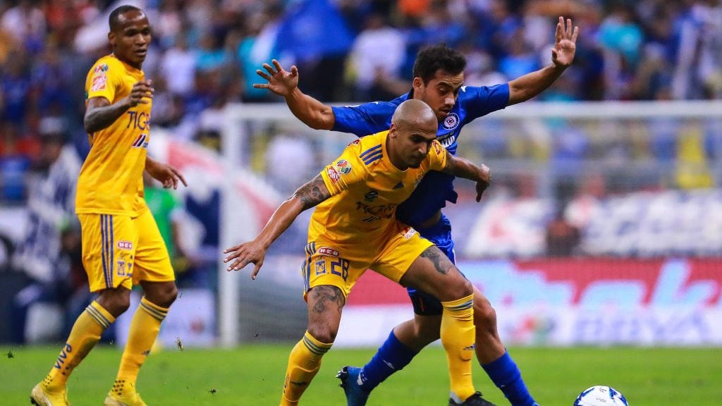MEXICO CITY, MEXICO - FEBRUARY 22: Luis Rodriguez #28 of Tigres struggles for the ball against Adrian Aldrete #16 of Cruz Azul during the 7th round match between Cruz Azul and Tigres UANL as part of the Torneo Clausura 2020 Liga MX at Azteca Stadium on February 22, 2020 in Mexico City, Mexico. (Photo by Manuel Velasquez/Getty Images)