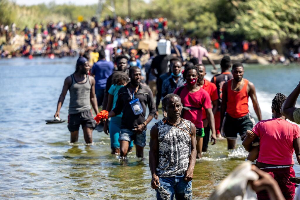 Miles de migrantes cruzaron el Río Grande desde México a EEUU