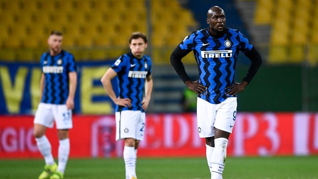 STADIO ENNIO TARDINI, PARMA, ITALY - 2021/03/04: Romelu Lukaku (R), Nicolo Barella and Milan Skriniar of FC Internazionale look dejected during the Serie A football match between Parma Calcio and FC Internazionale. FC Internazionale won 2-1 over Parma Calcio. (Photo by Nicolò Campo/LightRocket via Getty Images)
