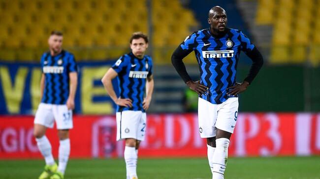 STADIO ENNIO TARDINI, PARMA, ITALY - 2021/03/04: Romelu Lukaku (R), Nicolo Barella and Milan Skriniar of FC Internazionale look dejected during the Serie A football match between Parma Calcio and FC Internazionale. FC Internazionale won 2-1 over Parma Calcio. (Photo by Nicolò Campo/LightRocket via Getty Images)