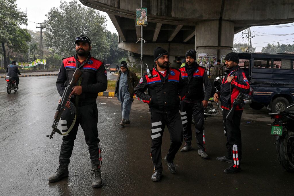 Agentes de la Policía de Pakistán custodian las calles durante las elecciones que se desarrollaron en ese país.