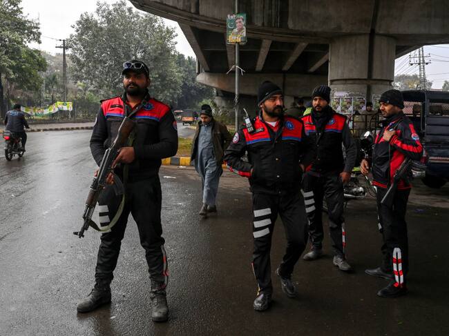Agentes de la Policía de Pakistán custodian las calles durante las elecciones que se desarrollaron en ese país.