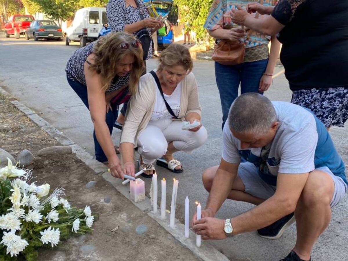 Realizan velatón fuera de la casa del comisario Valdés