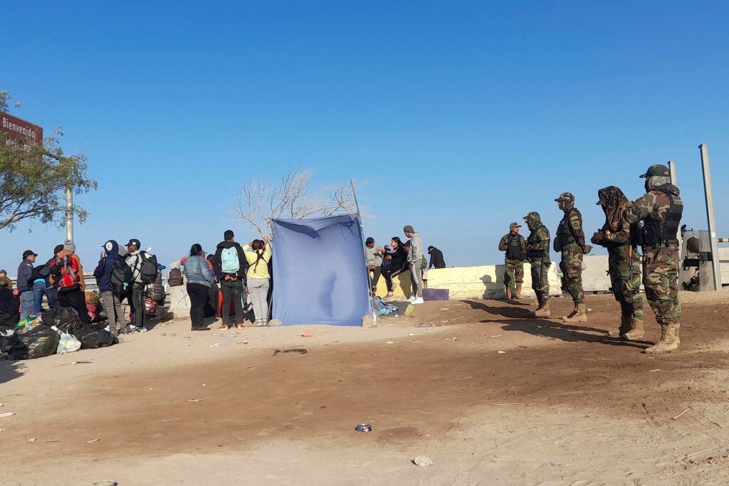 Migrantes sin documentación esperan en Perú para cruzar hacia Chile
