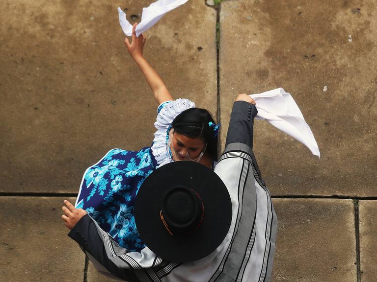 Emoción total: le avisaron que su madre murió en plena competencia folclórica y bailó igual