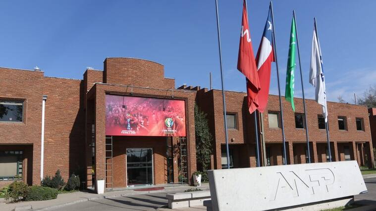 27 de mayo de 2019/SANTIAGO Fotos de la fachada del edificio de la ANFP.
FOTO: SEBASTIAN BELTRANGAETE/AGENCIAUNO