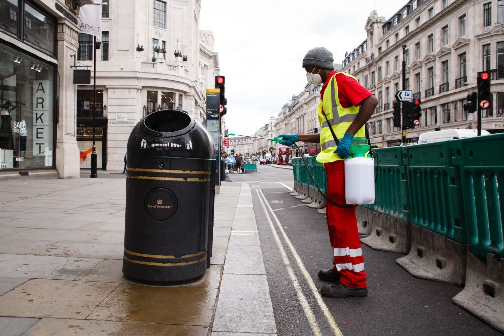 Trabajador desinfecta las calles de Londres