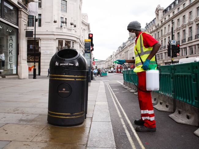 Trabajador desinfecta las calles de Londres