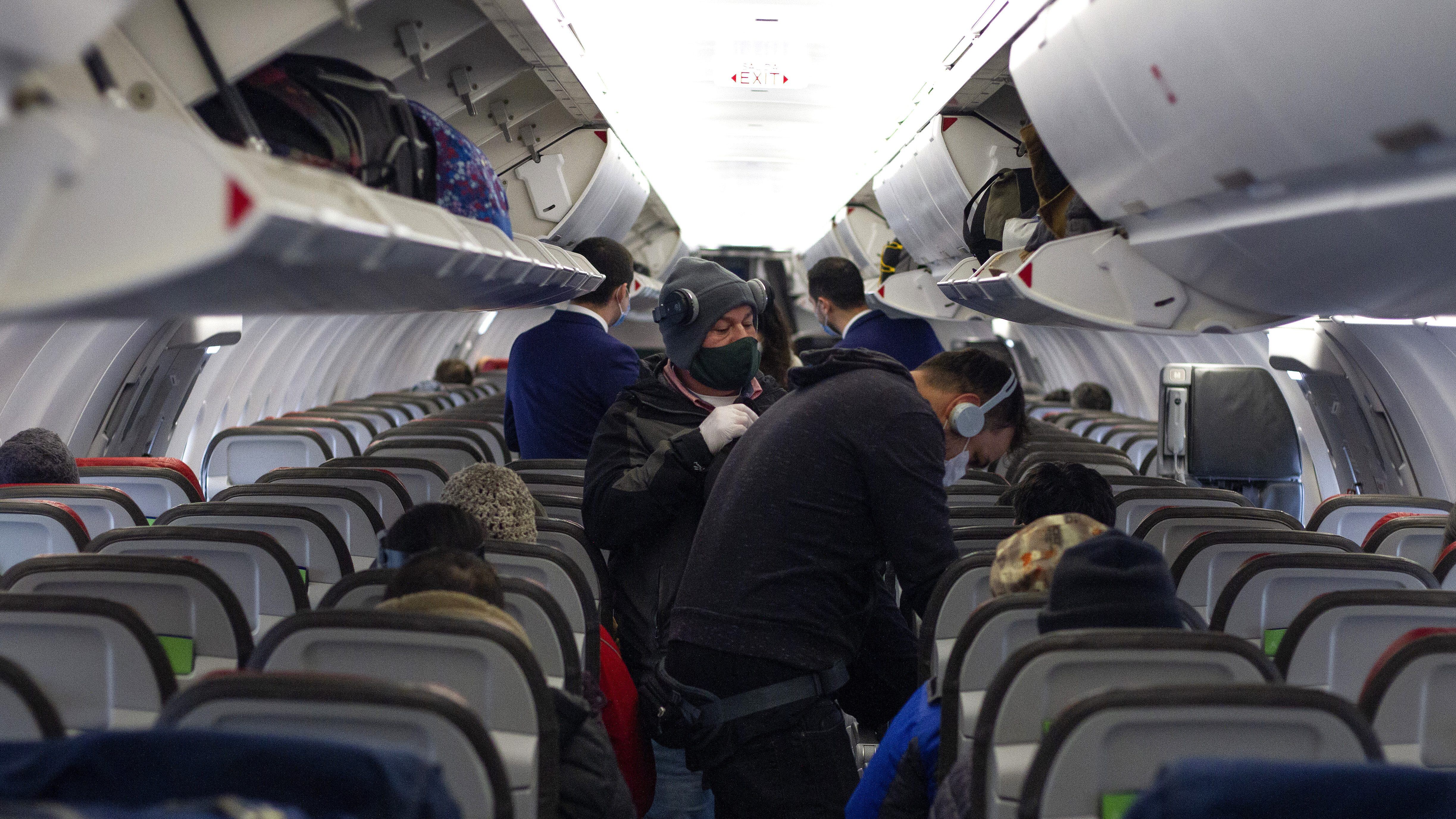 13 de Julio de 2020 / SANTIAGOImagen del 09 de Julio, pasajeros a bordo del avión Latam que viaja a Balmaceda desde el aeropuerto de Santiago, la región de Aysen ha implementado una serie de medidas en medio de la pandemia por Covid-19
FOTO: ADRIAN MANZOL / AGENCIAUNO