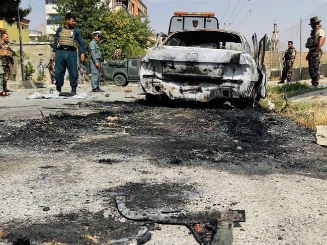 Un auto destruido por el impacto de un cohete en Afganistán